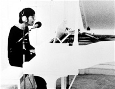 ������ٯ�ĸ費������������ƴ��һ����IMAGINEϵ�и���Ҳ�����Ǽ򵥵������ϣ������ߴ����Ե�ʵ���������ֵ������ںϡ���ٯ����1971���͸��������Ӵ�Ұ����һ�ܰ�ɫʩ̹�����Ǹ�����Ϊ�������IMAGINEϵ����������پ�������ܰ�ɫʩ̹������Ϊԭ��������ġ�ÿ�ܸ����϶�����ٯ��ǩ�������������ͼ���ӡ��������������ԡ� 